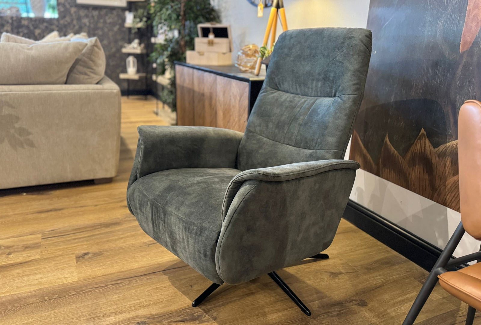 Hjort Knudsen Mitchell - Swivel Chair with Adjustable Footrest