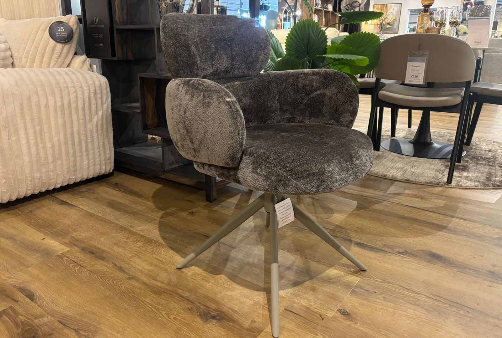 Clearance Lannick Bundle - Extending Table & Astley Chairs